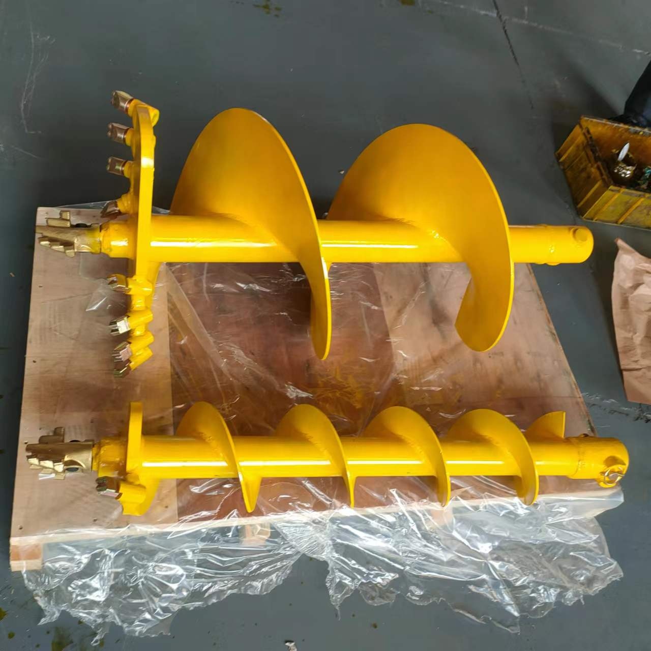Auger Drill Attachment - Foreuse à tarière pour excavatrice